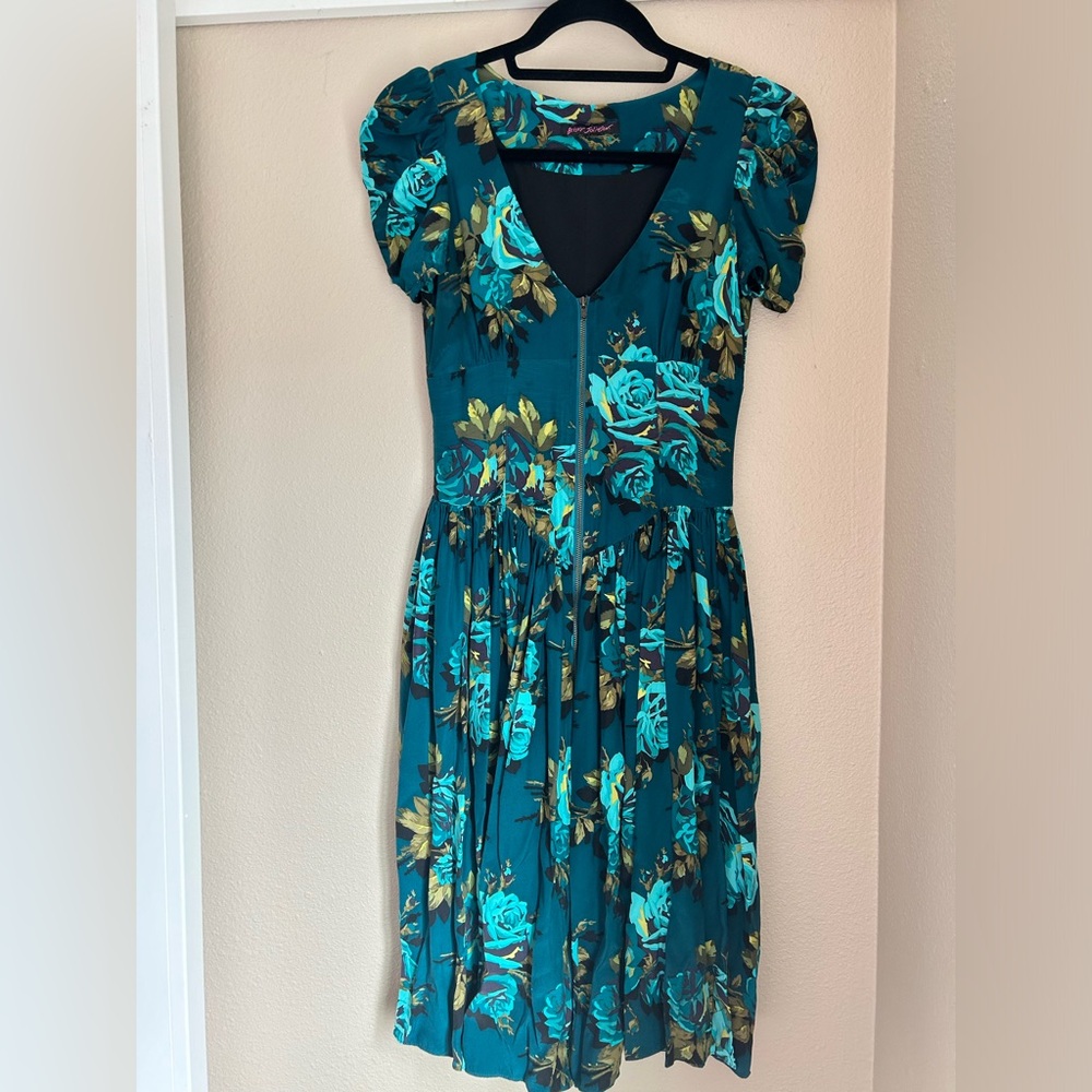 Betsy Johnson V-neck midi dress